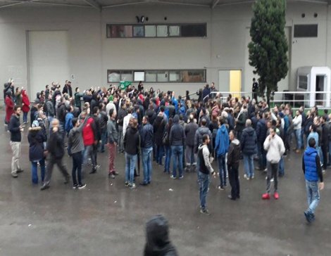 HT Solar'da 5 işçi işten çıkarıldı, işçiler üretimi durdurdu HT Solar'da 5 işçi işten çıkarıldı, işçiler üretimi durdurdu