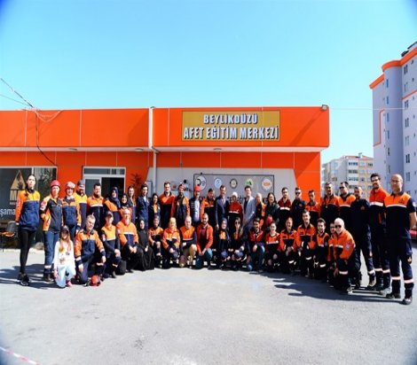 İmamoğlu 'Mahalle Afet Gönüllülerini' ziyaret etti