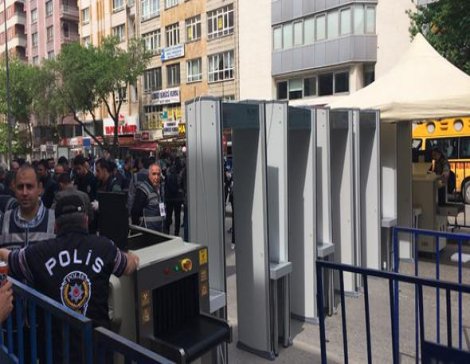 İşçiler Ankara'da 1 Mayıs alanına x-ray cihazından geçerek girdi