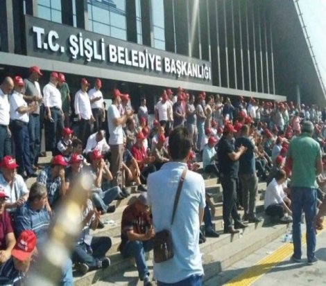 İşçiler belediye önünde oturma eylemi başlattı İşçiler belediye önünde oturma eylemi başlattı