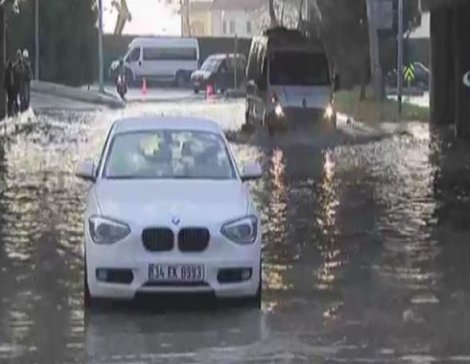 İstanbul'da alt geçidi su bastı, araçlar sular altında kaldı
