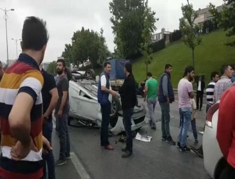 İstanbul'da trafik felç; 10 araç birbirine girdi