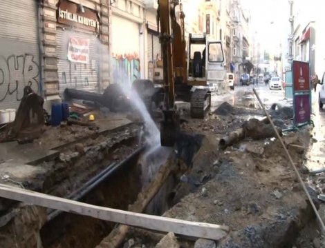 İstiklal'de iş makinesi su borusunu patlattı