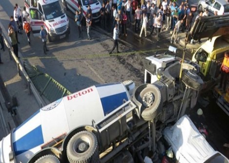 Kadıköy'de beton mikseri, aracın üzerine düştü: 1 ölü, 5 yaralı