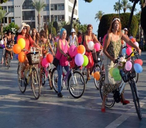 Kadınlar hem kendileri hem bisikletlerini süsleyip tur attı