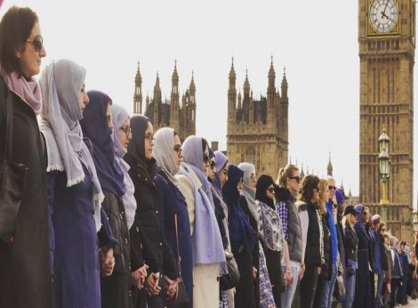 Kadınlar Westminster Köprüsü üzerinde teröre karşı el ele