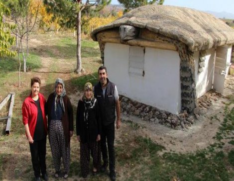 Kaplumbağaları ters çeviren insanları protesto için evini kaplumbağa şeklinde yaptı
