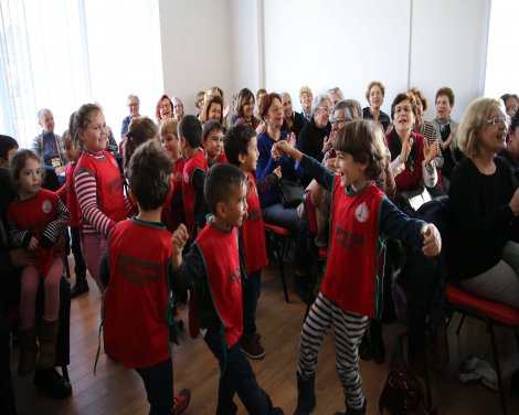 Karşıyakalı minik öğrencilerden 'Bilge Çınarlar Sağlıklı Yaş Alma Merkezi’ne ziyaret