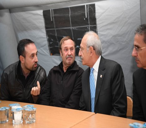 Kılıçdaroğlu, şehit yüzbaşı Mustafa Erdal'ın ailesine taziye ziyaretinde bulundu