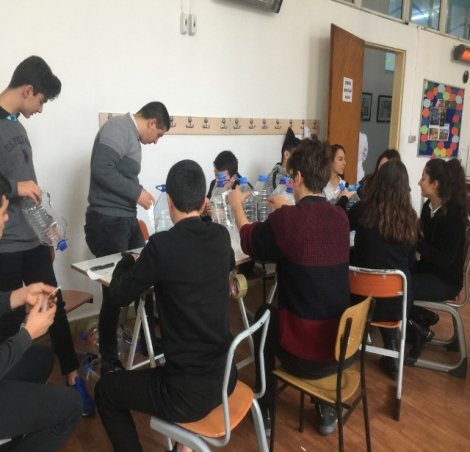 Lise öğrencileri sokak hayvanları için iş başında