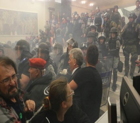 Makedonya'da protestocular parlamento binasını bastı milletvekillerini rehin aldı