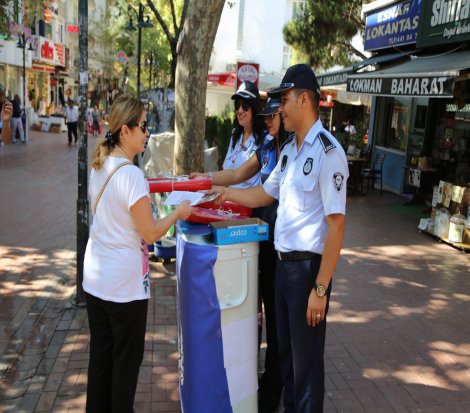 Maltepe zabıtasından vatandaşlara gül