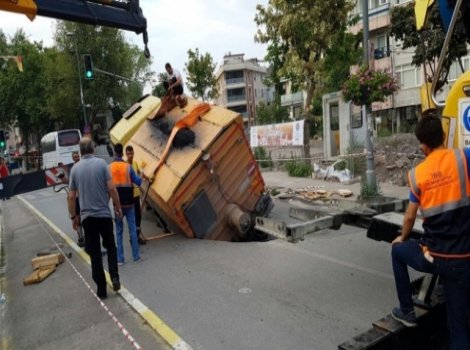 Maltepe’de asfaltlama çalışması yapan kamyon çöken yola düştü