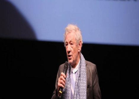 Mckellen'dan referandum göndermesi: Başlarınızı dik tutun!