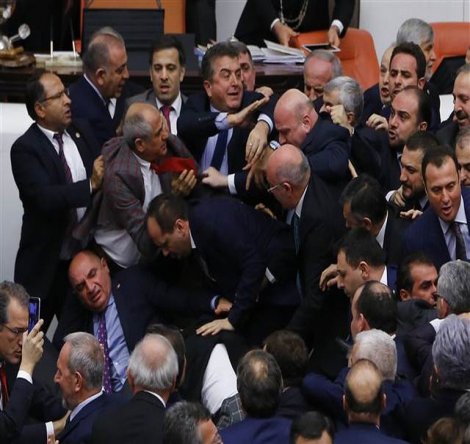 Meclis'te kavga: AKP'liler CHP'lilere saldırdı