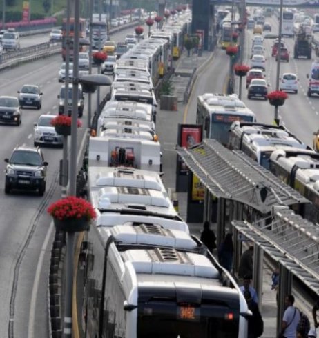 Metrobüs arızalandı, kuyruk oluştu