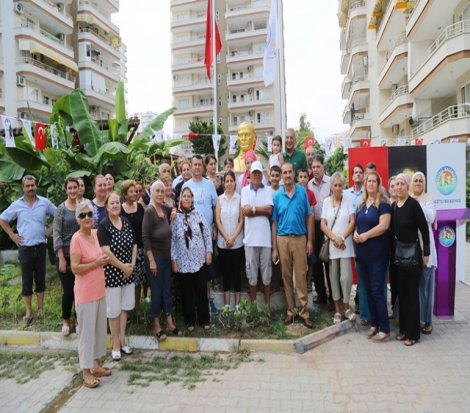 Mezitli'de 'Her siteye bir Atatürk büstü’ kampanyası yoğun ilgi görüyor