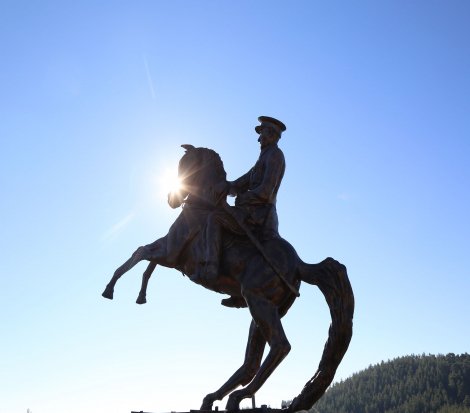 Mezitli’nin zirvesine Atatürk anıtı