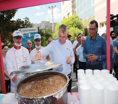 Seyhan Belediyesi, 60 bin kişiye aşure dağıttı