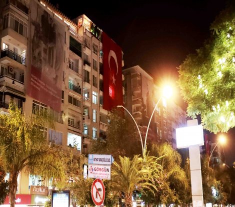 Seyhan'da Ziyapaşa Bulvarı bayraklarla donatıldı