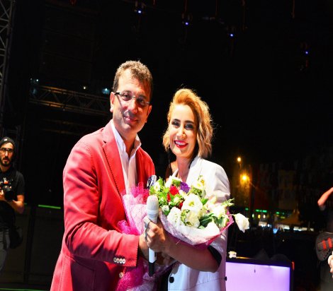 Sıla, Beylikdüzü'nde onbinlerce seyirciye konser verdi