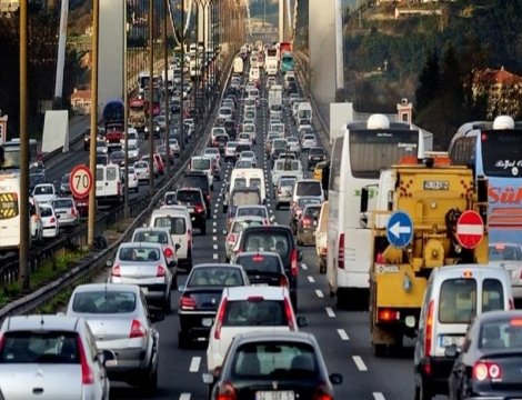 İstanbul'da yollar trafiğe kapatılmaya başlandı
