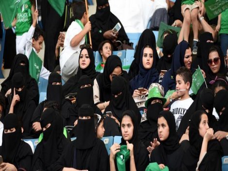 Suudi Arabistan'da bir ilk: Kadınlar stadyumda