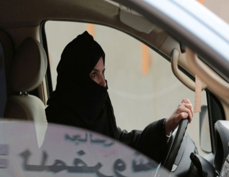 Suudi Arabistan'da kadınlar artık araç kullanabilecek!