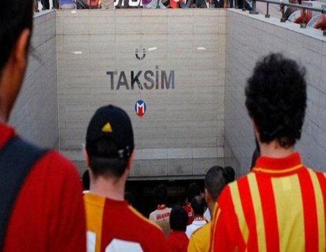 Taraftarlar meşale yaktı metro kapandı!