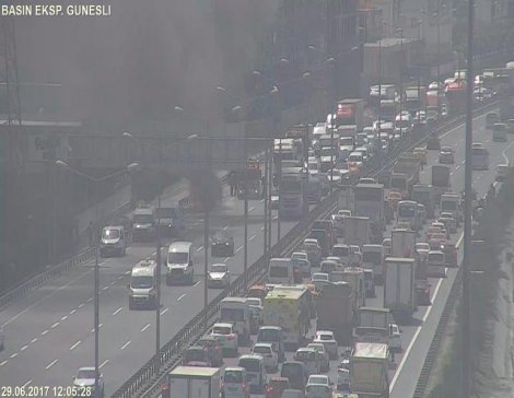 TEM'de araç yandı, trafik kilitlendi