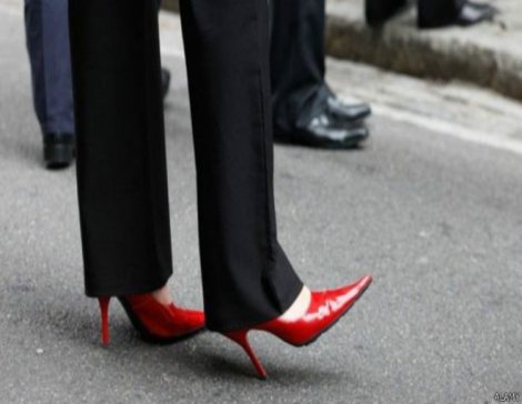 Topuklu ayakkabı giymediği için işten atılan kadının mücadelesi