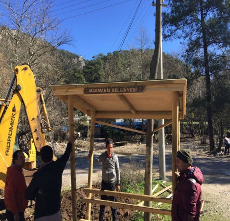 Turgut'a ahşap durak Turgut'a ahşap durak