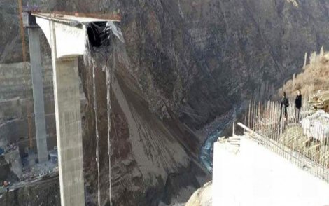 Türkiye'nin en büyük viyadüklü köprüsü tamamlanmak üzereyken çöktü