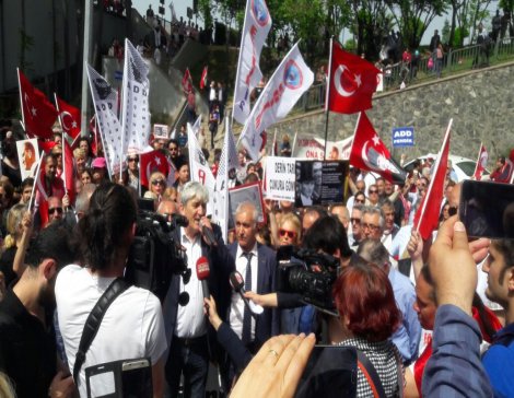 TV Net kanalı önünde Mustafa Kemal Atatürk protestosu