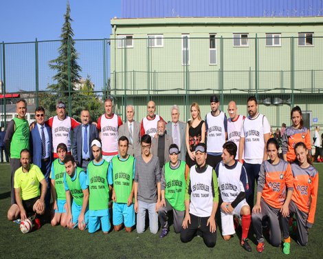 Ünlülerden engelli takımları ile gösteri maçı