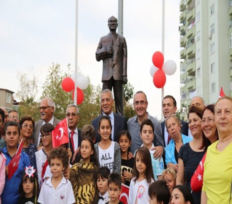 Unutturulmasın diye her siteye Atatürk büstü