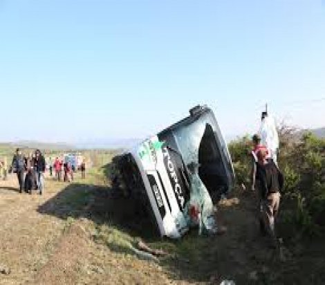 Yolcu otobüsü devrildi: 1 ölü, 38 yaralı