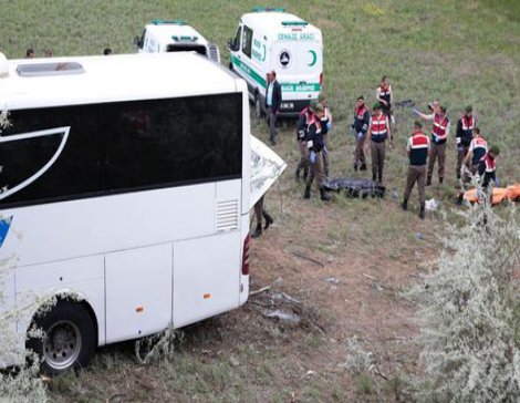 Yolcu otobüsü devrildi: Çok sayıda ölü ve yaralı var