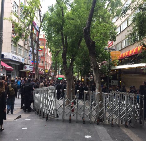 Yüksel'de biber gazıyla müdahale... İnsan Hakları Anıtı'nın etrafı bariyerle kapatıldı!