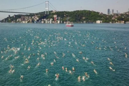 49 ülkenin sporcusu aynı anda yüzerek kıta değiştirdi
