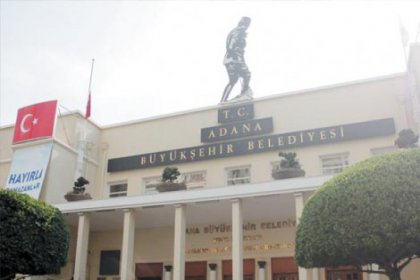 Adana Büyükşehir Belediyesi'nde görevli müdüre makamında kurşun