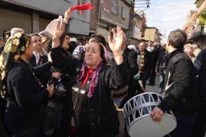 Adana'da genç kızın cenazesi davulla uğurlandı