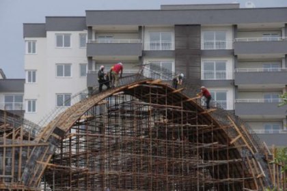 Adana'da işçiler cami inşaatında iş güvenliği olmadan çalışıyor
