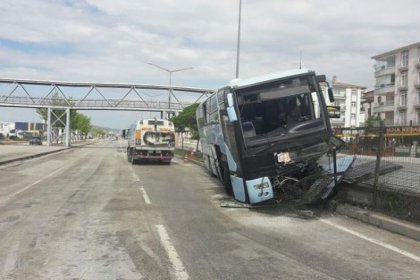 AKP'lileri taşıyan otobüs kaza yaptı: 26 yaralı