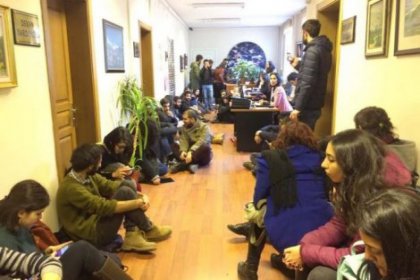 Ankara Üniversitesi İLEF öğrencileri dekanlığı işgal etti