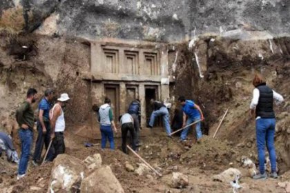Antalya'da 2 bin 400 yıllık antik mezar bulundu