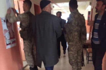 Asker ve korucular müşahitleri sandığa yaklaştırmıyor!