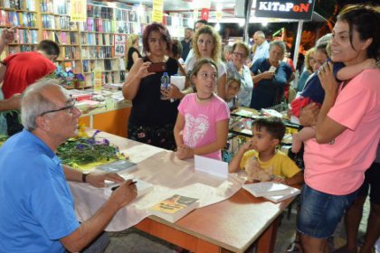 Ataol Behramoğlu, Dikili’de hayranlarıyla buluştu