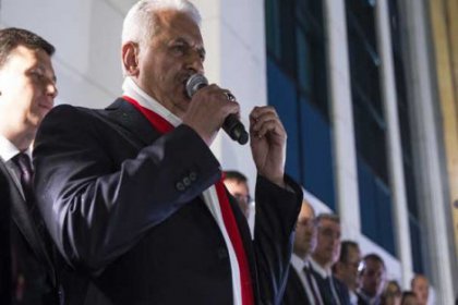 Başbakan Yıldırım resmi sonuçları beklemeden balkon konuşması yaptı