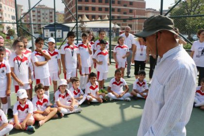 Başkan Altınok Öz'den Kartal Belediyesi Yaz Okulu'na ziyaret